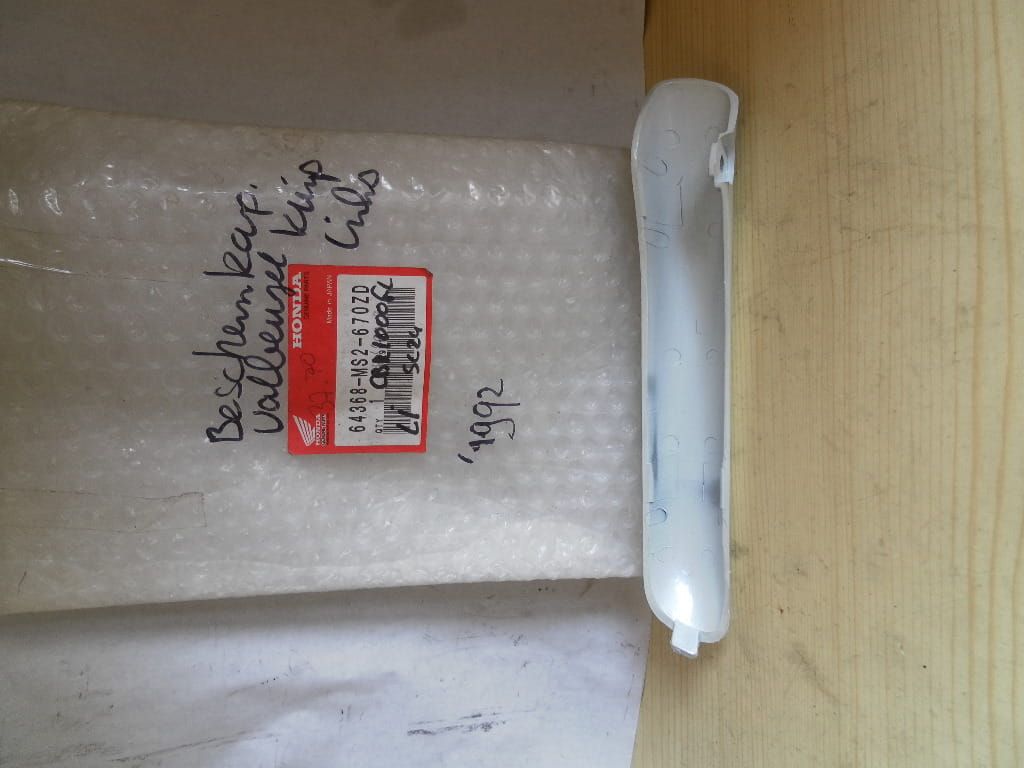 beschermkap linker middenkuipdeel	Cbr1000f 1990	oem	64368-ms2-670zd