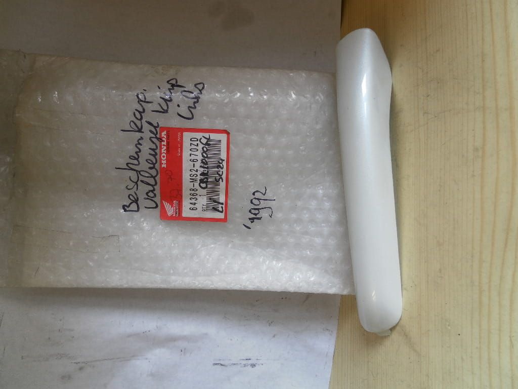 beschermkap linker middenkuipdeel	Cbr1000f 1990	oem	64368-ms2-670zd
