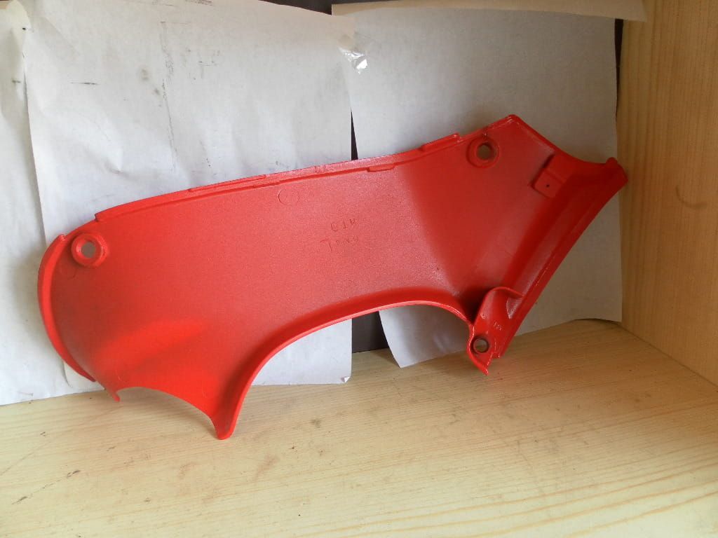 Linker binnenpaneel kuip cbr600f 1987-88	NOS , lichte transport sporen	oem 	64590-mn4-000zb
