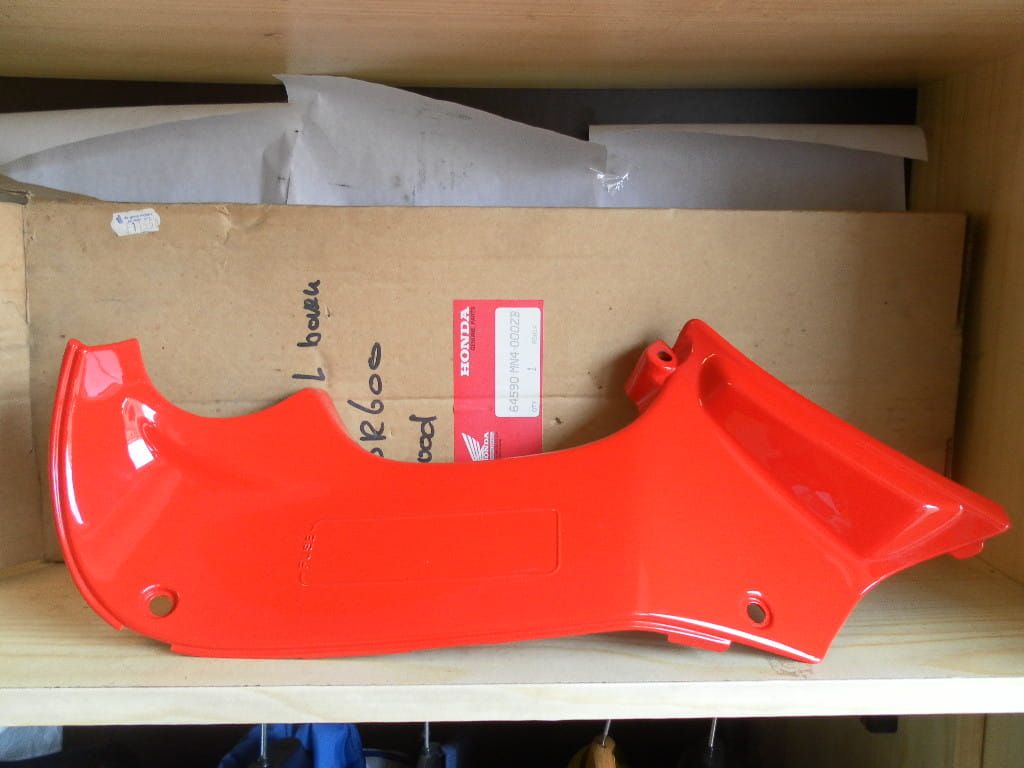 Linker binnenpaneel kuip cbr600f 1987-88	NOS , lichte transport sporen	oem 	64590-mn4-000zb