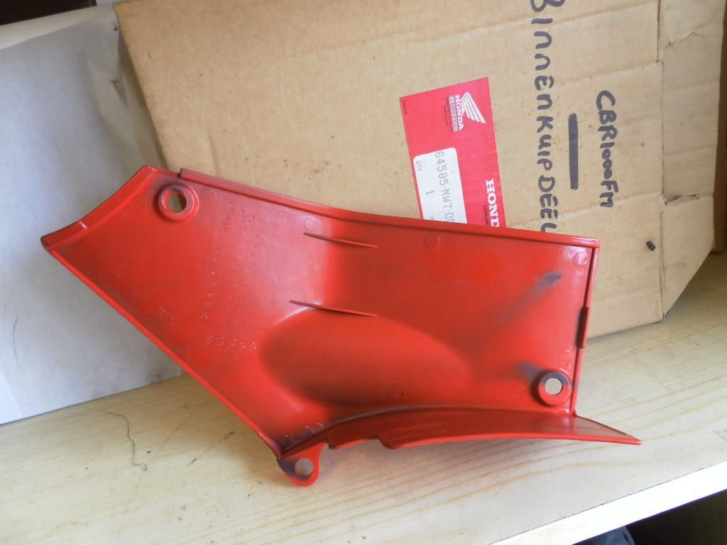 right inner pannel cowl cbr1000f 1991	nOS , lichte transport sporen	oem 	64585-mw7-000za