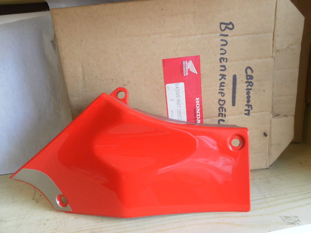 right inner pannel cowl cbr1000f 1991	nOS , lichte transport sporen	oem 	64585-mw7-000za