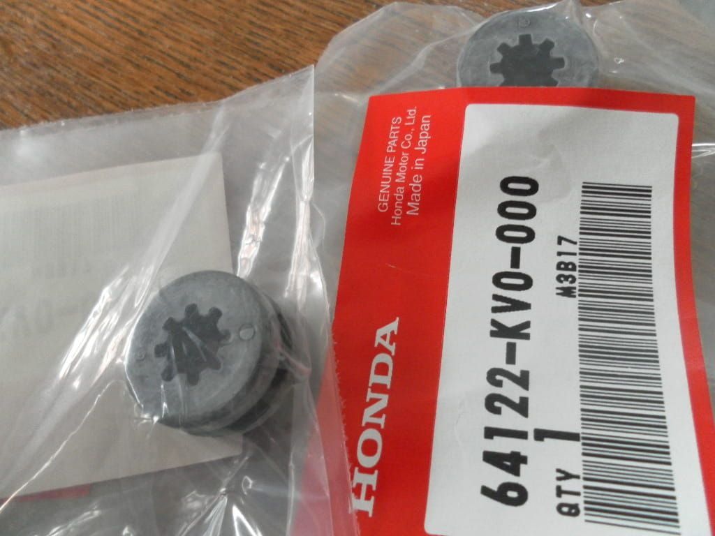 2x   montage rubber , sideshelter rubber B		oem 	64122-kv0-000