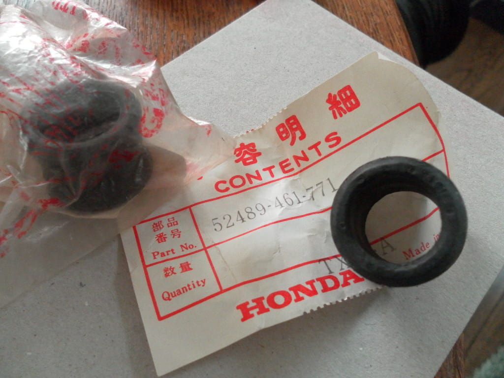 2 stuks cush bar rear , rubber bevestiging schokbreker , gl1100 gl1200 vt500 vf 		oem 	52489-461-771