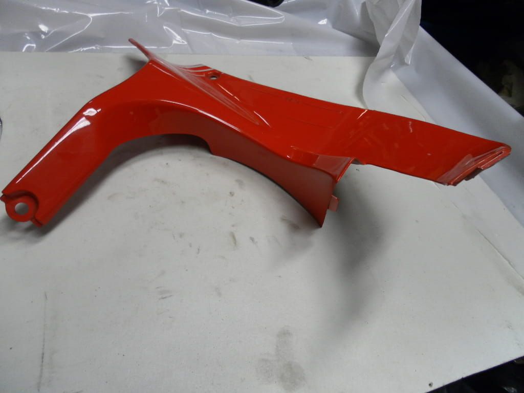 left inner pannel cowl cbr1000f 1987	geen verpakking , lichte transport sporen	oem 	83640-MM5-000 ZB , lichte transport sporen