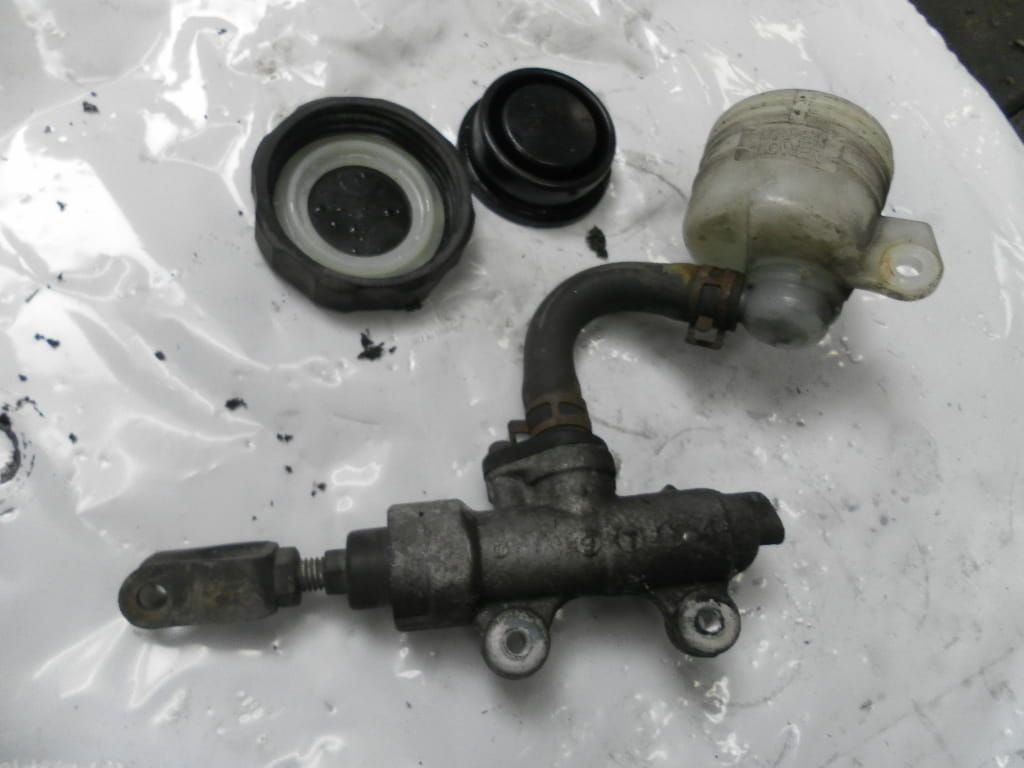 achterrempomp gsx750f 98-06 gsx600f 1999-2006 		69600-08F00