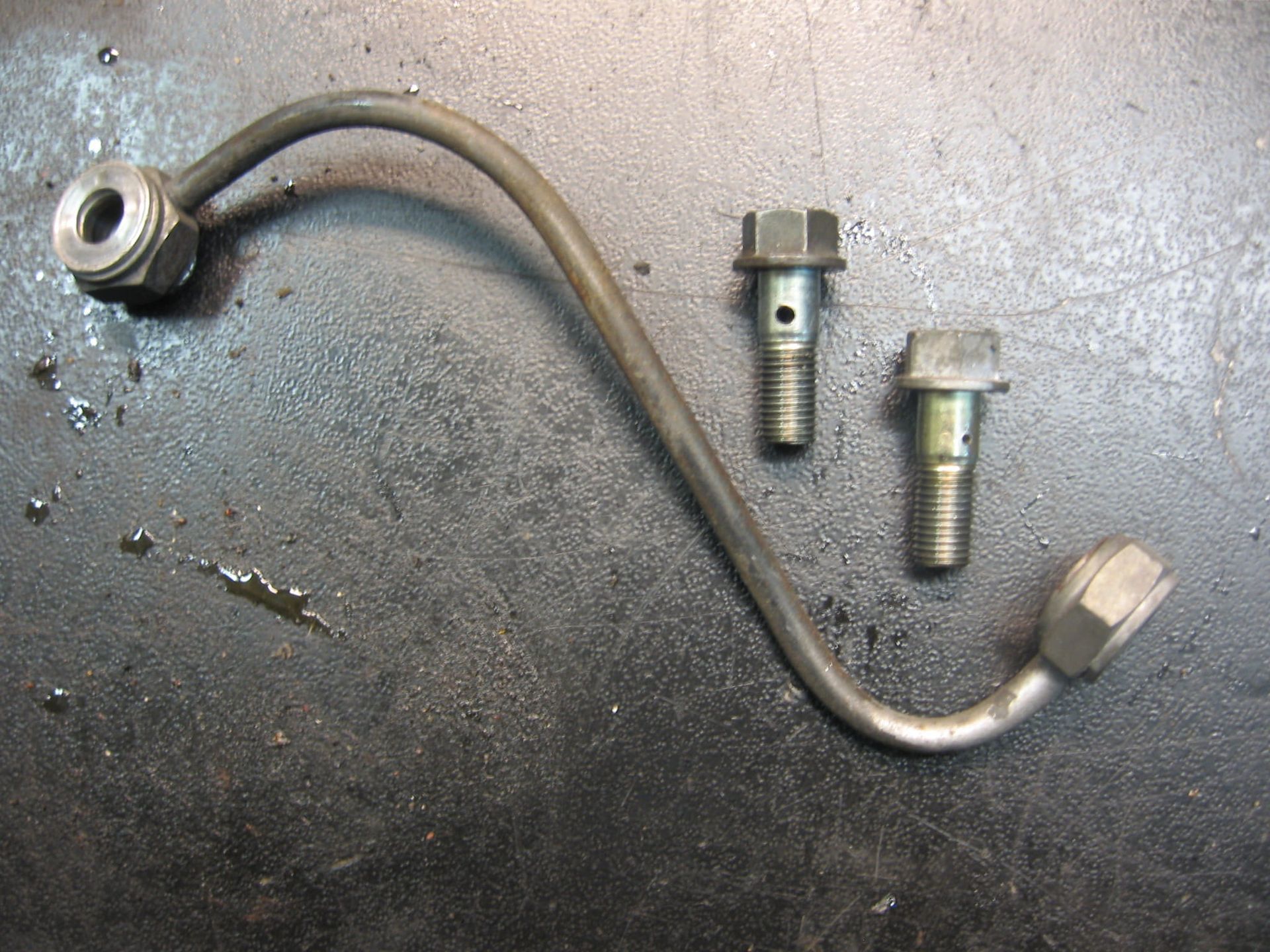 olieleiding achter cilinder met bajobouten	Cb900f	81-82 , cb900c 80-82 , 15520-438-000 + 15531-425-010 + 15532-425-010 (1)