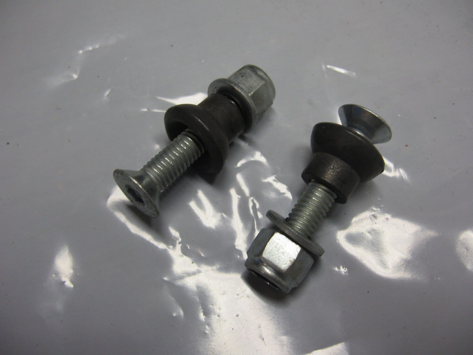 2x koffer bevestiging paddestoeltjes givi monokey met bout en moer 	givi	z125 (1)