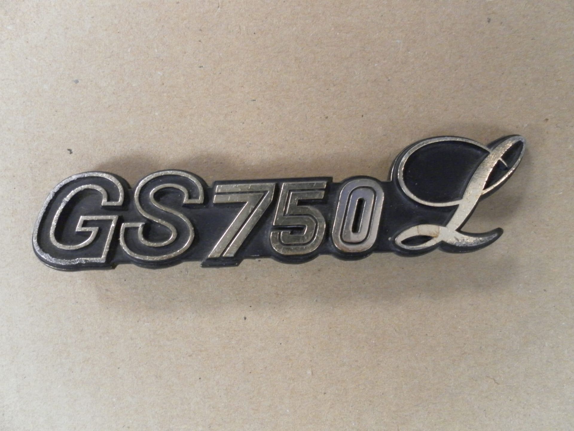 embleem zijkap GS750L		68131-45200