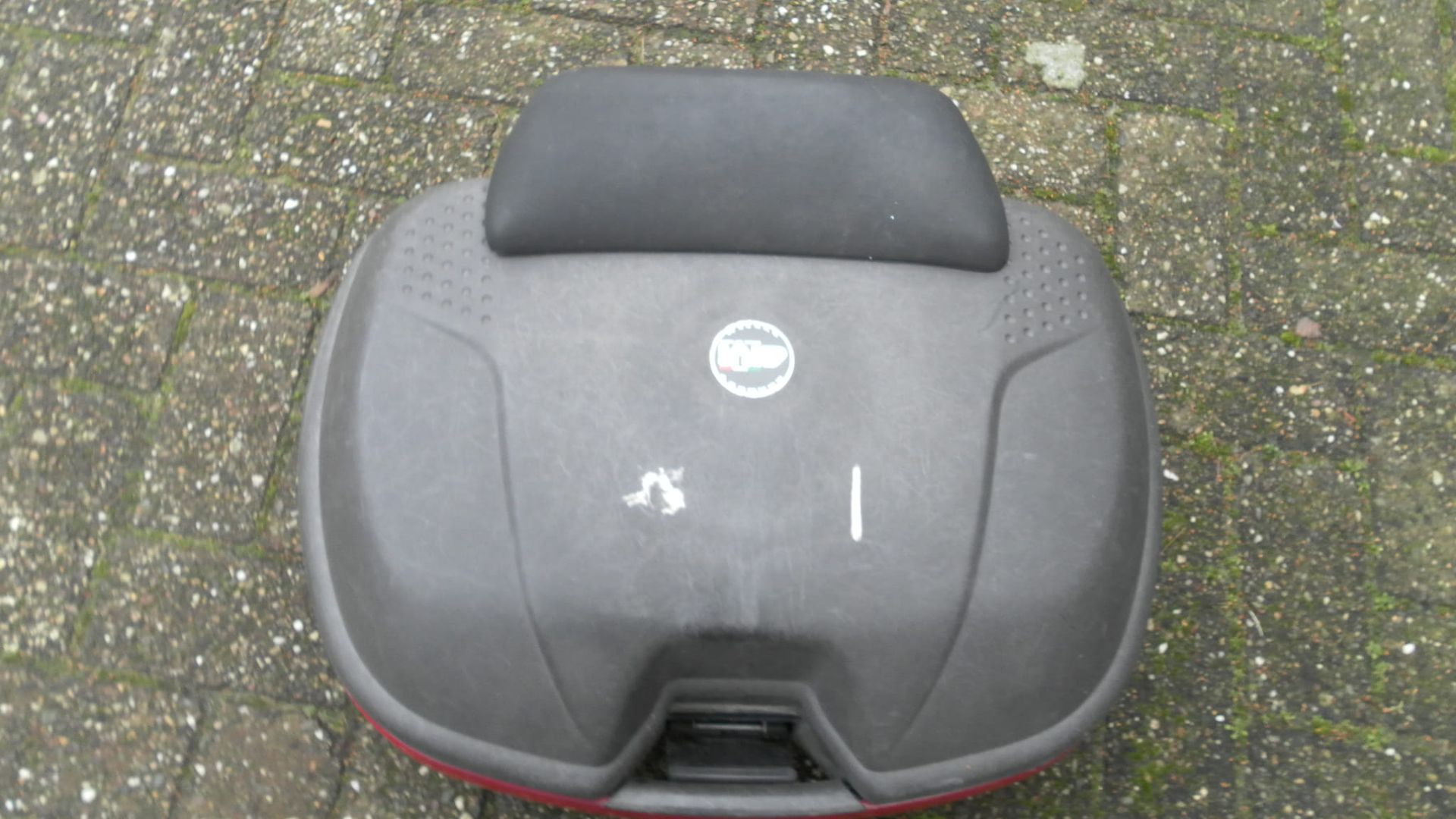 givi koffer  ge460 met rugsteun , conditie : goed gebruik , zie fotos / 1 sleutel , stiek slecht , 	givi	ge460
