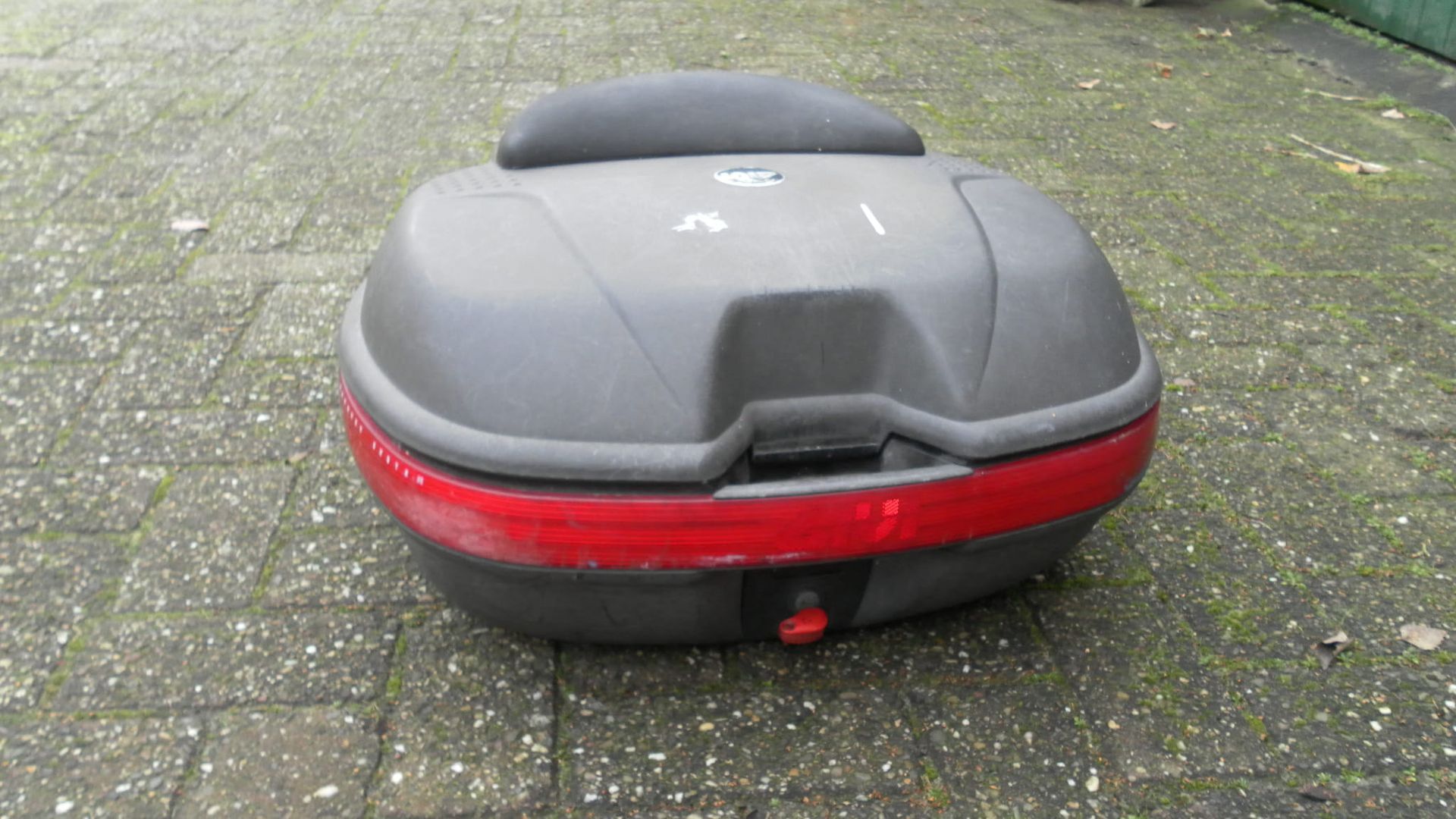 givi koffer  ge460 met rugsteun , conditie : goed gebruik , zie fotos / 1 sleutel , stiek slecht , 	givi	ge460