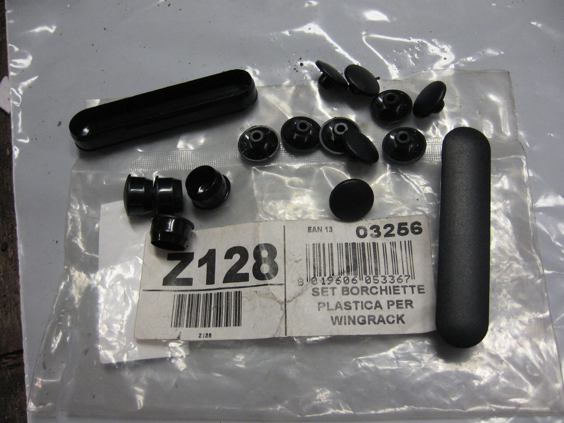 kit for plastic boss for wingrack , plastick afdekdoppen voor monorack 2x voor sleuf topkofferplaat , 10x dopje voor in gat , 4x dop voor over imbusbout	givi	z128