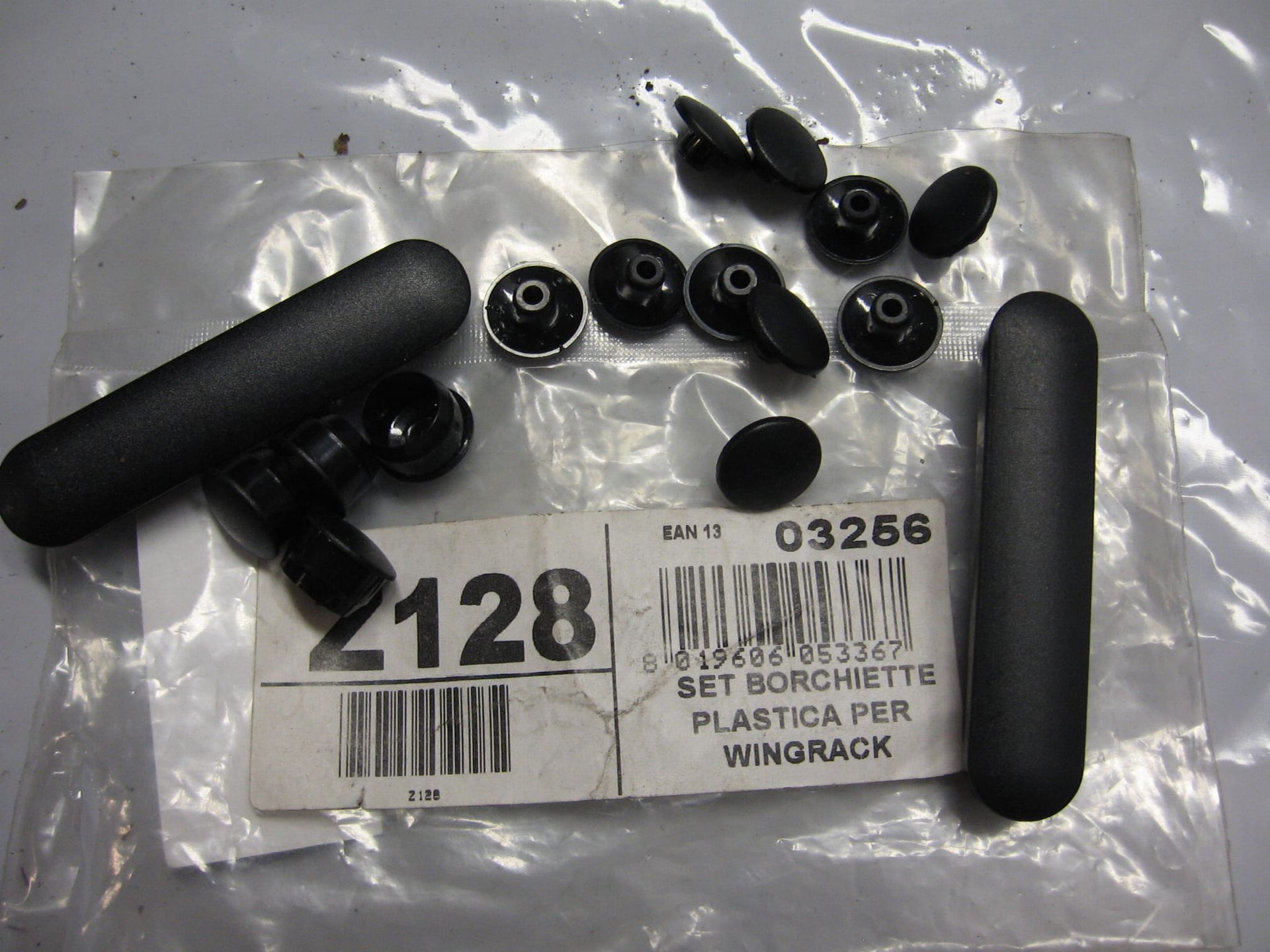 kit for plastic boss for wingrack , plastick afdekdoppen voor monorack 2x voor sleuf topkofferplaat , 10x dopje voor in gat , 4x dop voor over imbusbout	givi	z128