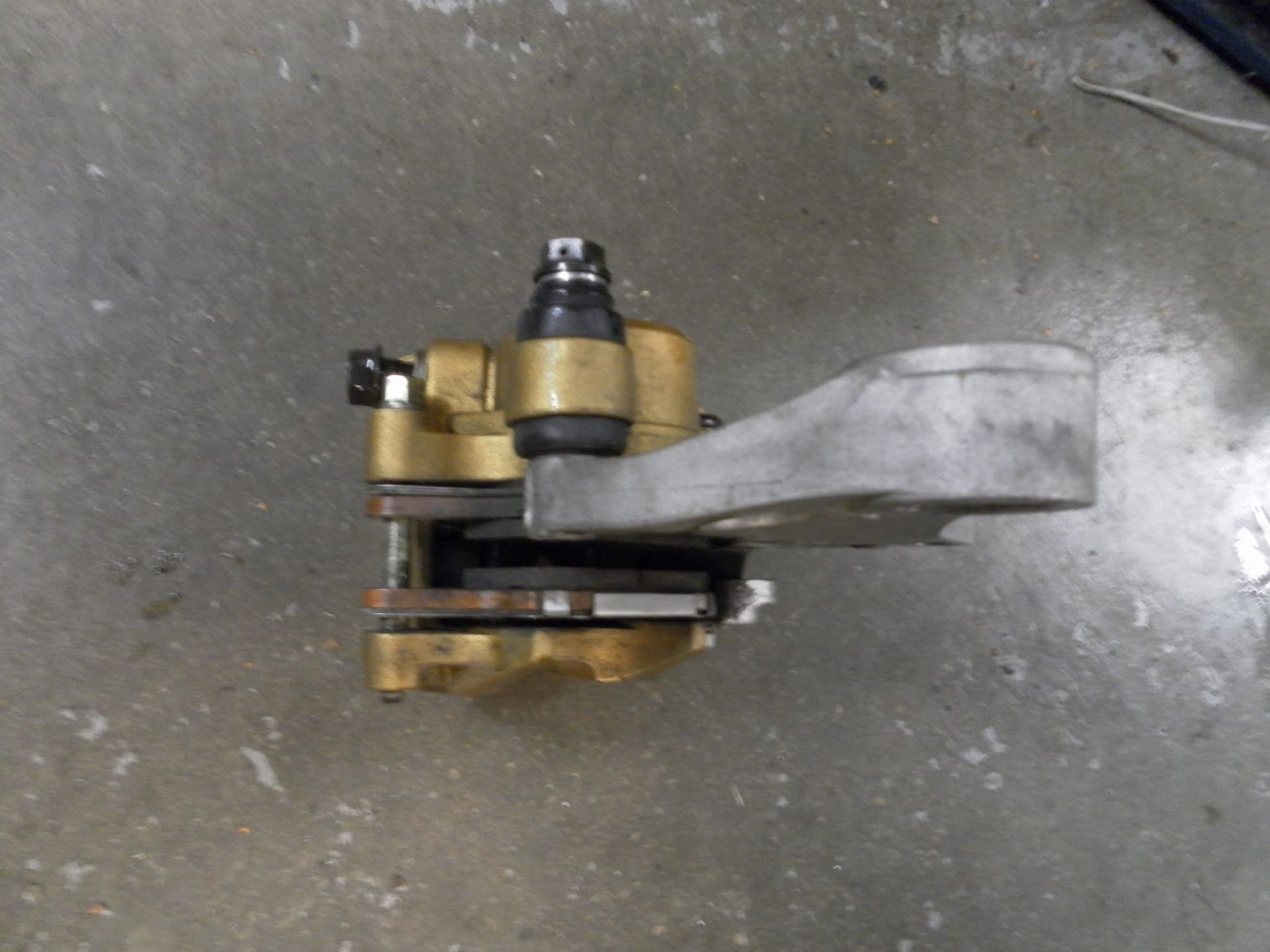 Nissin , achterremklauw + klauwplaat	Cbr600rr 03-04	43150-MEE-006