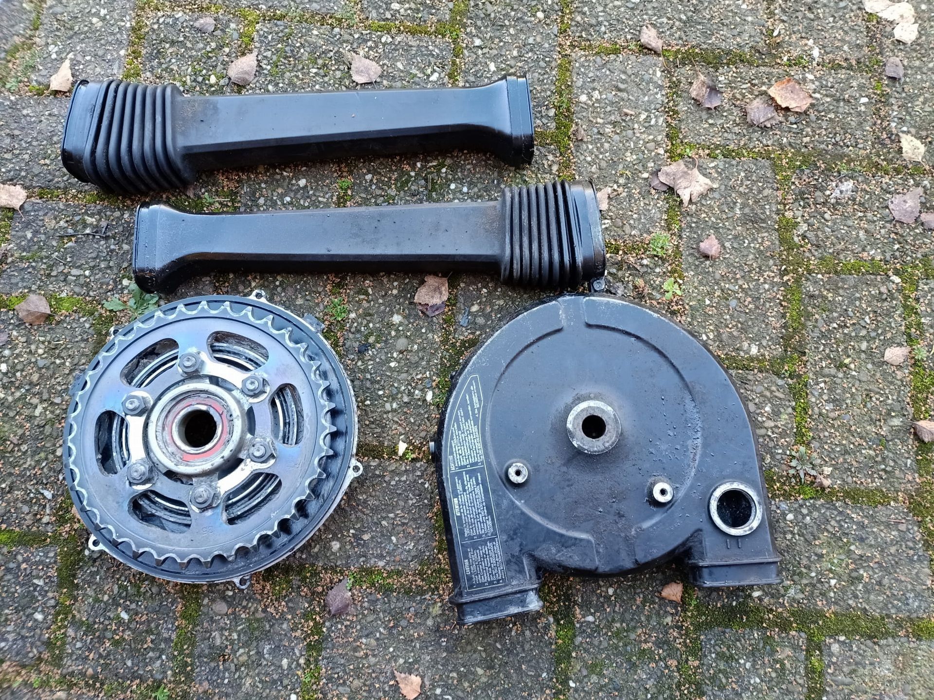 chain guard and chain case . Hub clutch , ketting kast met tandwielhouder		5A8-22318-00 ,  5A8-22311-00-98 , 5A8-22312-00-98 , 5A8-25366-00