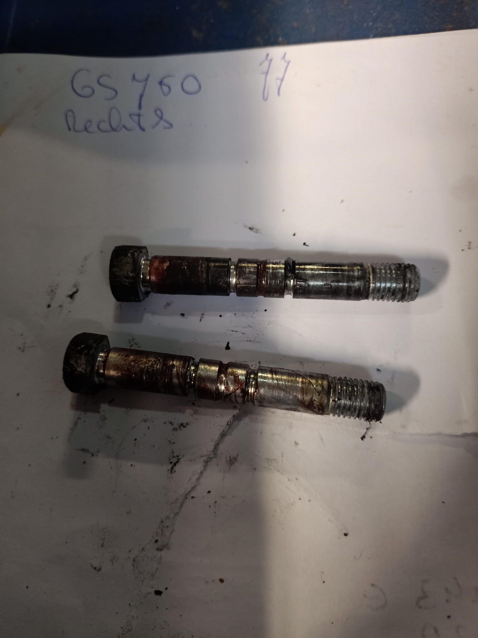 2x Bout ( as ) bevestiging remklauw op houder Gs750 1977-79 gs400 1978 59305-45001