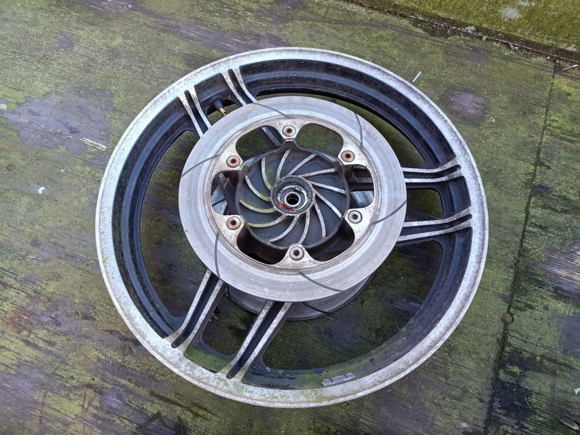 voorwiel met 2 remschijven	Vf750s vf700s 1982 -85	44650-MB0-305 	44650-MB0-325