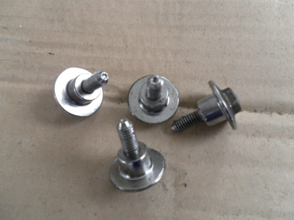 4 st kleppendekelbout	vfr700f	ml7	90002-ML7-020  (1)