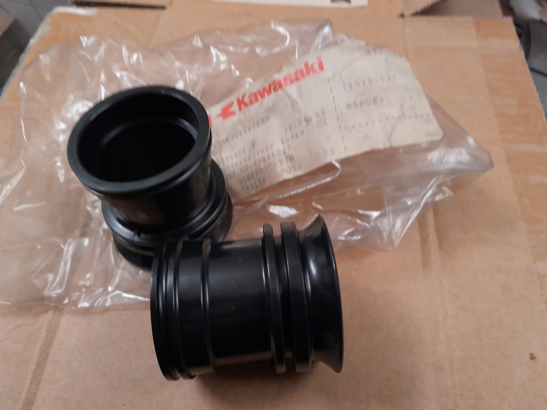 2 stuks airfilter duct   	2en3 , verbinding luchtfilter/carburateur kz550	oem		11015-057