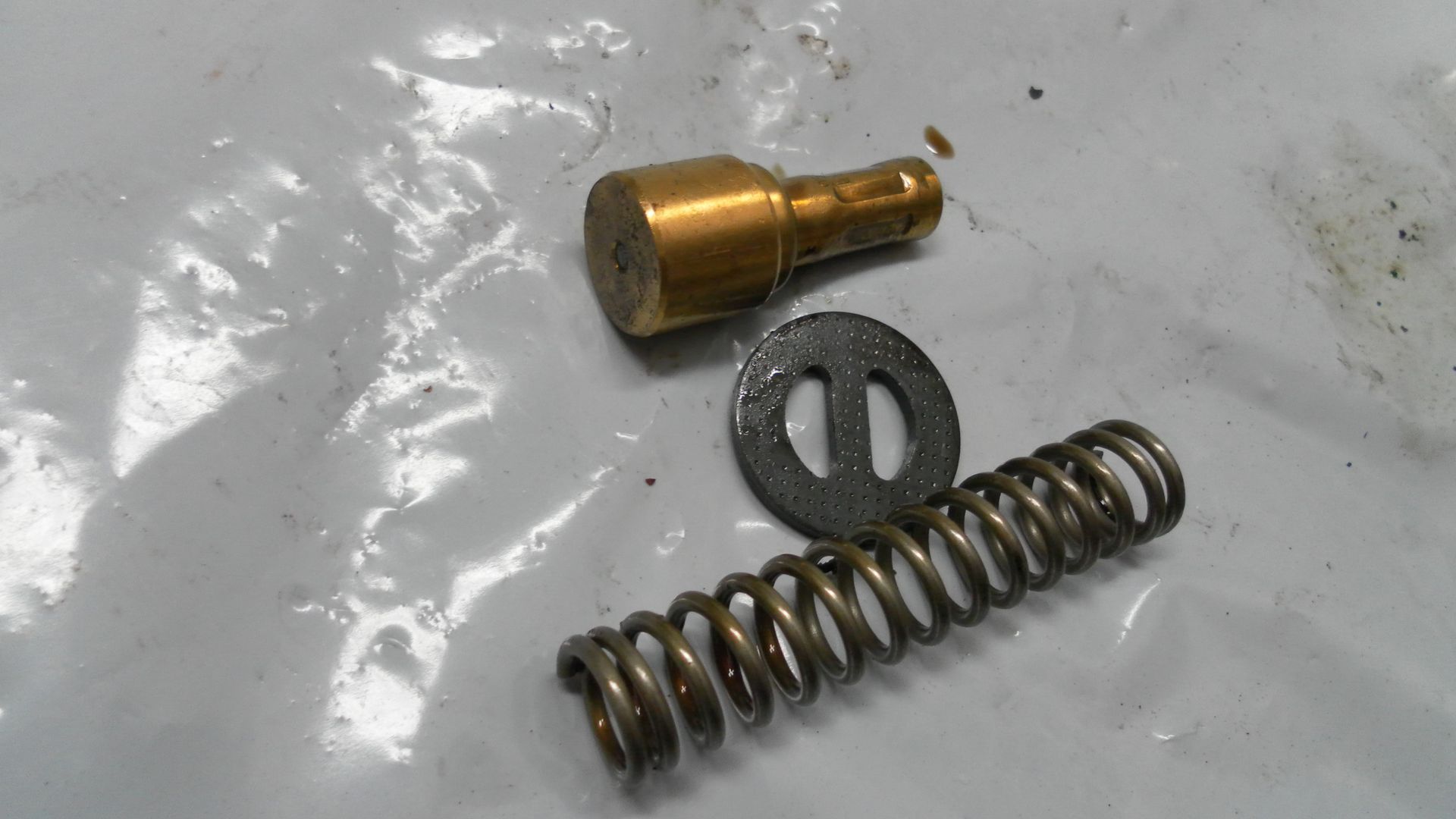 oliedrukregelaar in aanlsluiting van oliekoeler is blok	R1100 r1150 r1200	11441341041 , 11411342761 , 11441342571