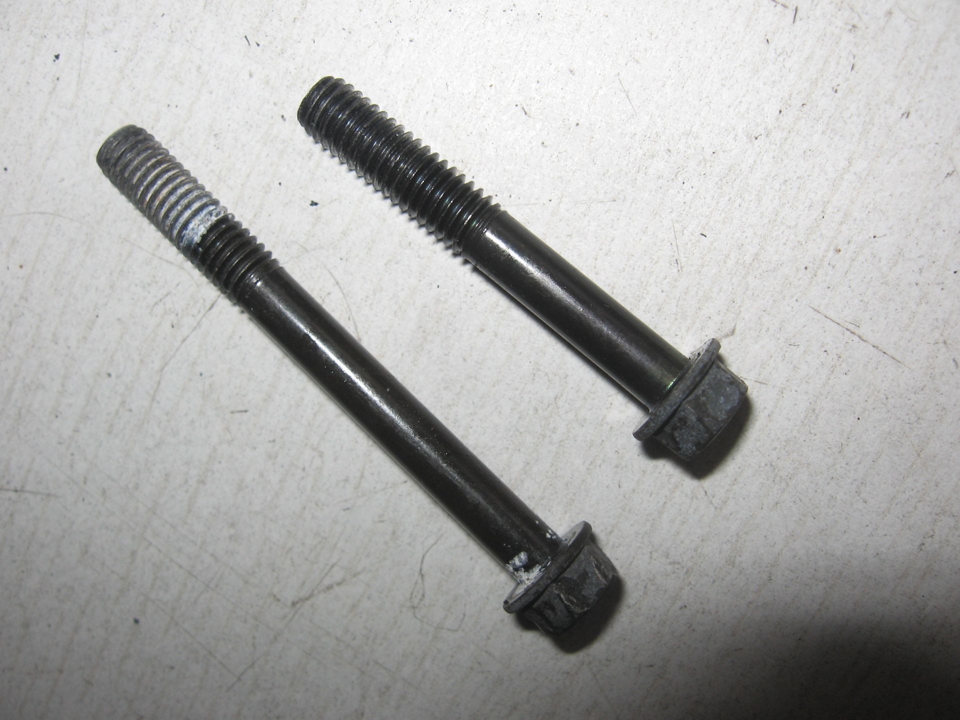 2x boutje bevestiging thermostaathuis m6x 55 + m6x40	Vfr400rg 1986	96001-0605507 + 96001-0604007