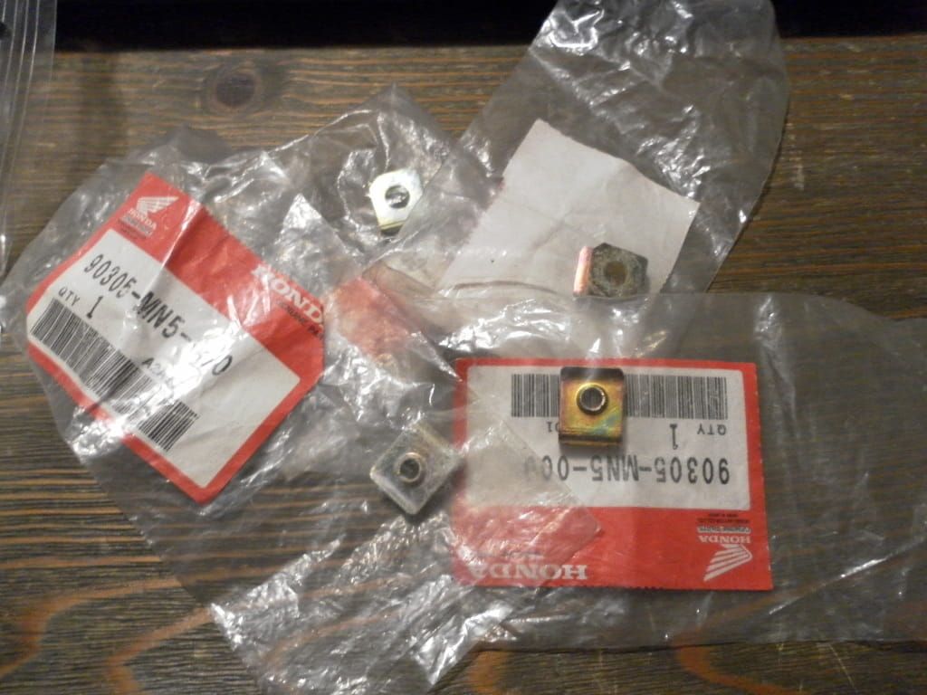 4 stuks platenut , clipnut . Plaatmoer , 5mm	Vtx1800 , cb900f , gl1500		90305-mn5-000