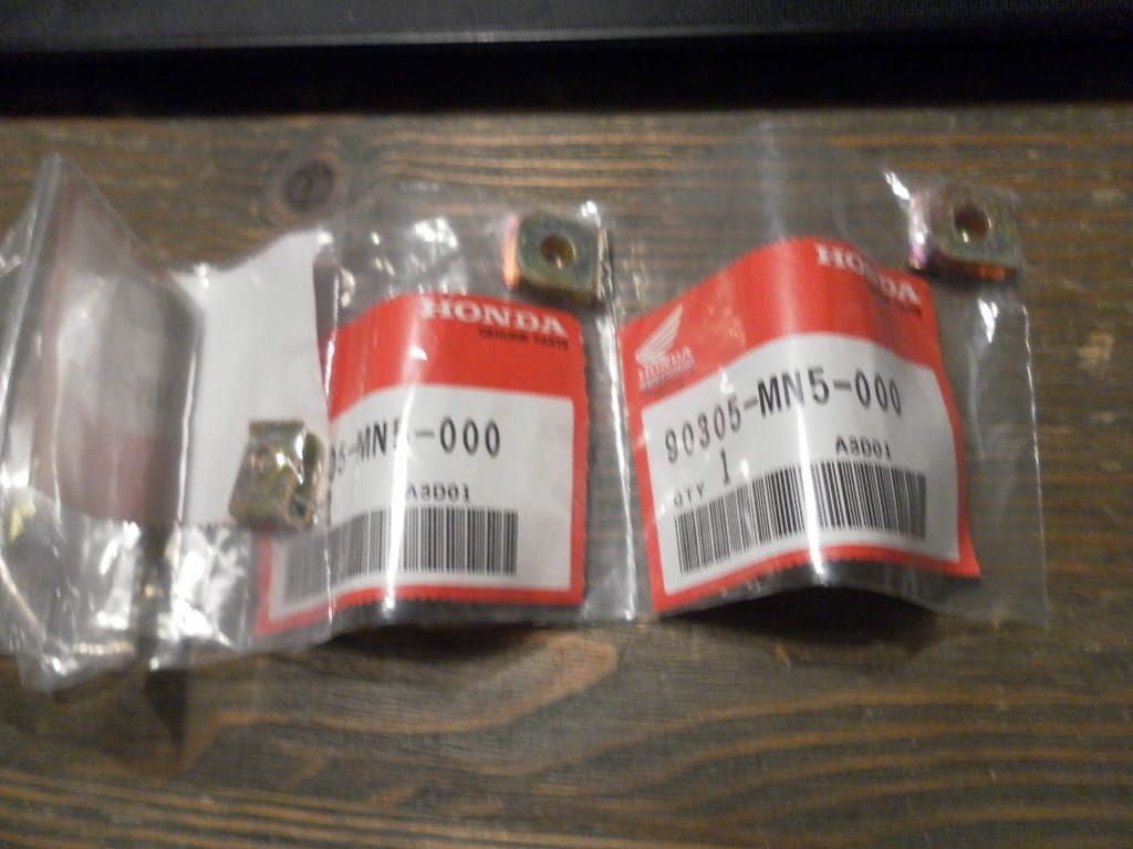 3 stuks platenut , clipnut . Plaatmoer , 5mm	Vtx1800 , cb900f , gl1500		90305-mn5-000 (1) (1)
