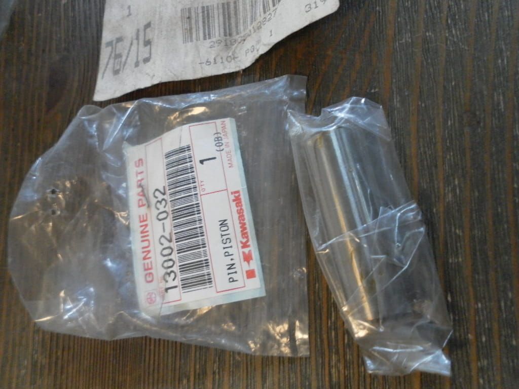 pistonpen 	kz1300 kz650	oem		13002-032
