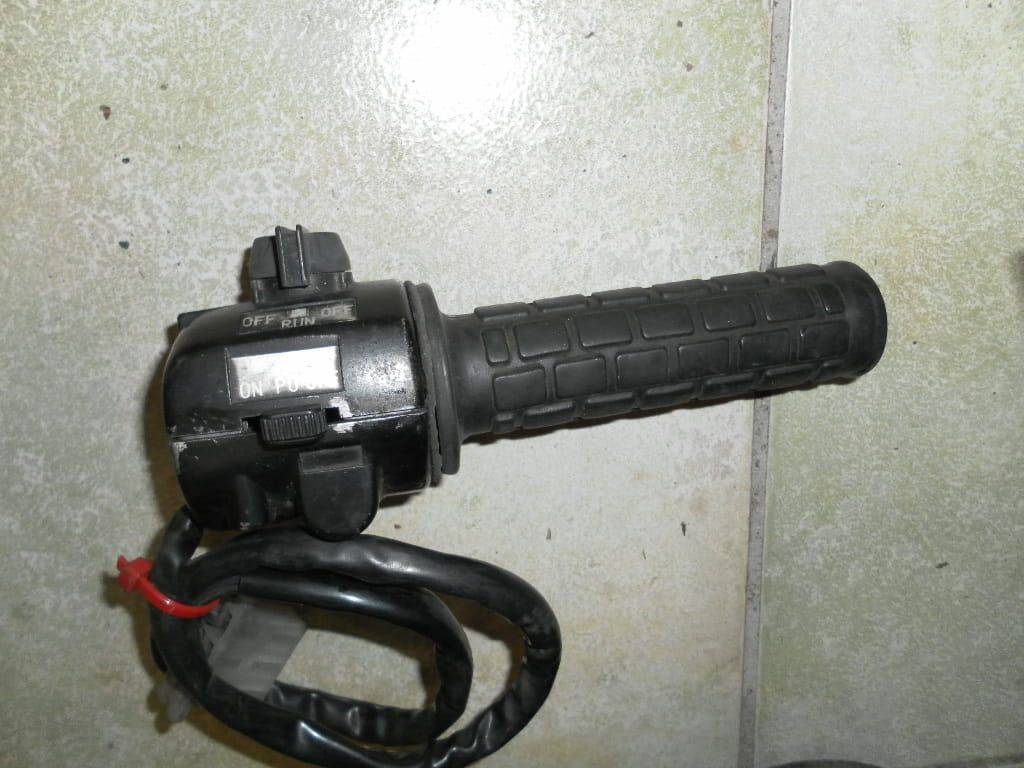 stuurbediening rechts  , switch handle 2	Rd250 1983	4L0-83975