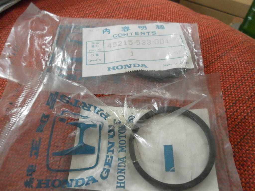 Pistonseal , afdichting remzuiger	o.a cb750k , cb650c		45215-533-004	oem nos
