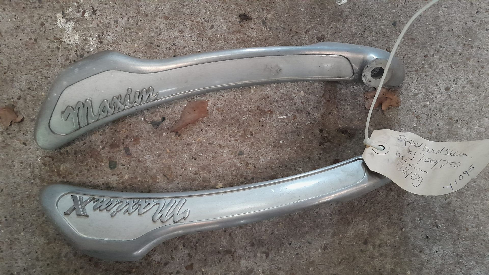 spatbord steunen , fender stay	xj700 xj750 maxim  	1FG-21613-00 	1AA-21614-00 ,1AA-21637-00
