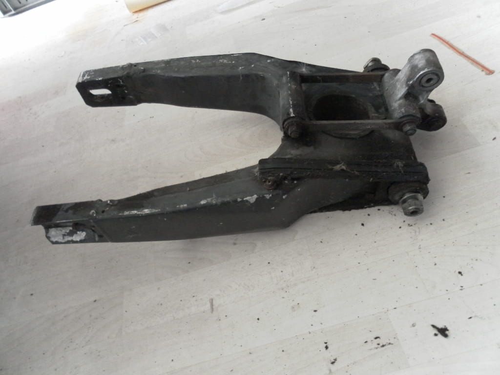 achterbrug met as Gsxr750 85-87 61000-27a00 , schoonmaakbeurtje nodig