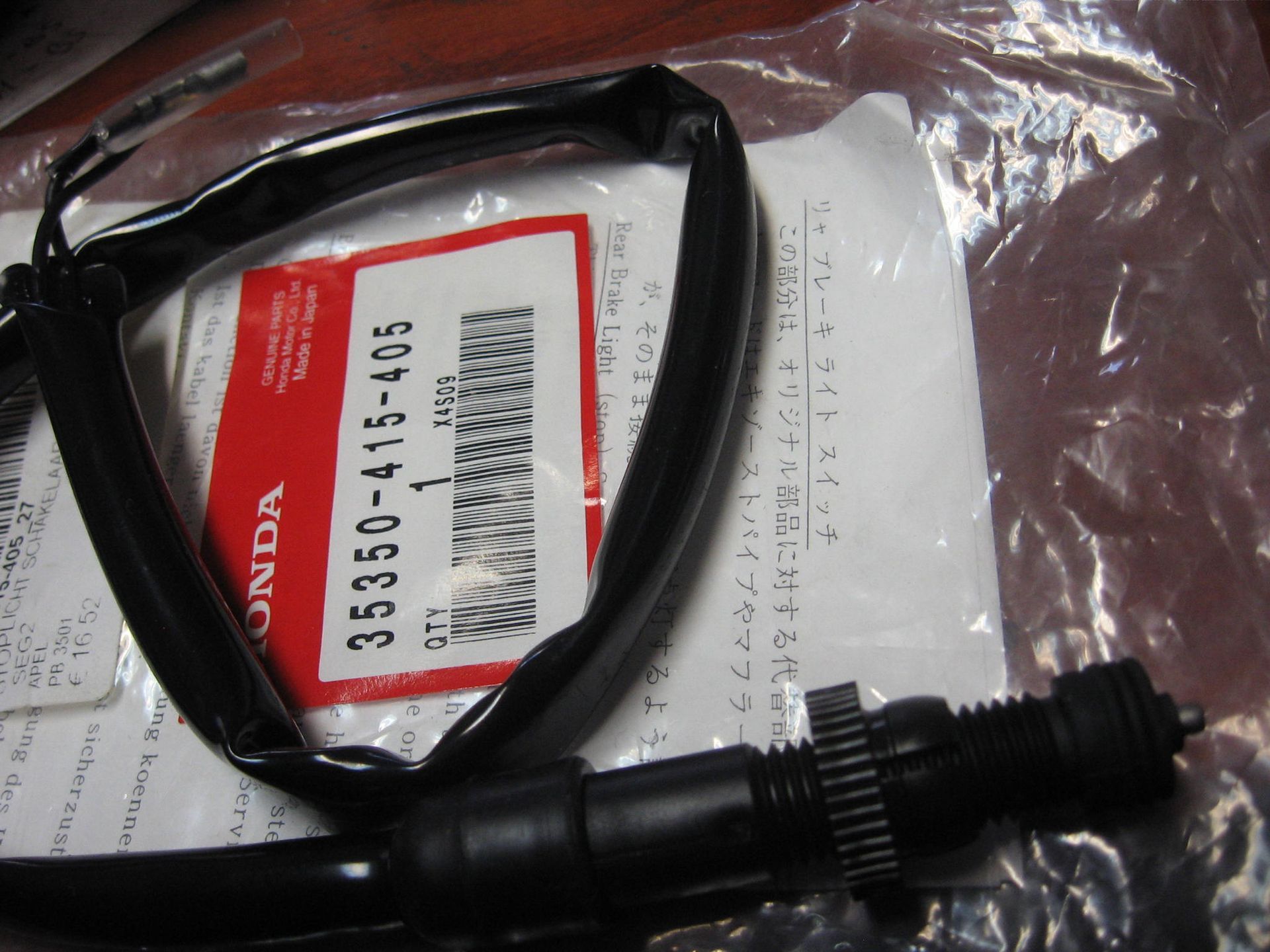 remlichtschakelaar achter , cx500	2 losse ronde stekkers	oem		35350-415-405 (1)