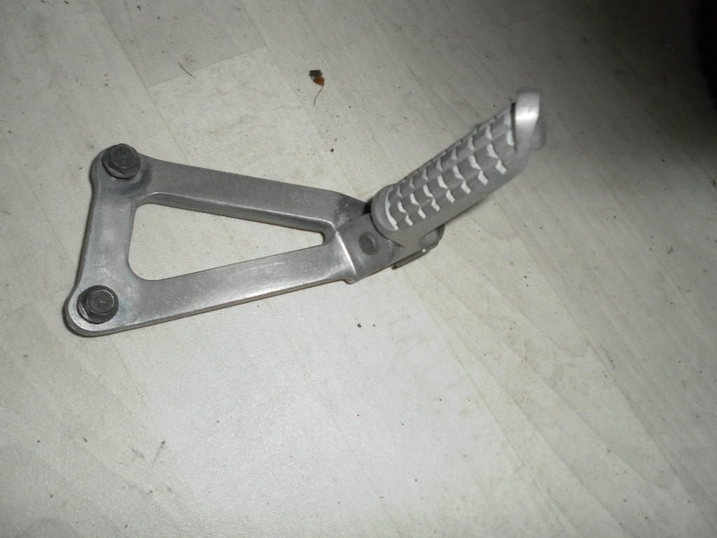voetsteunhouder li 	zx-7 91-96 ,zx-7r 96-03 , zxr750 , zx750 	35011-1554