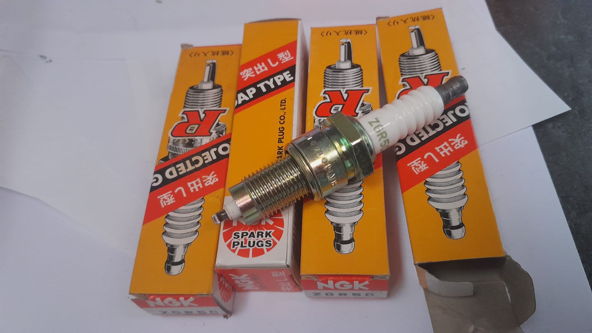 2x ZGR5C NGK bougie , vervangend voor HD 5RL