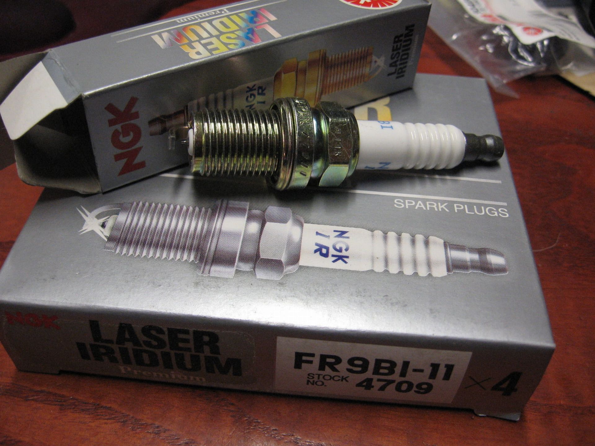 op=op set van 2 stuks  NGK bougies FR9BI-11		LASER IRIDIUM	vtr1000 sp1,sp2 00-06