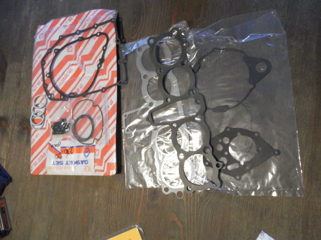 NOS . pakkingset CB900FZ , koppakking voetpakking , blokpakkingen , uitlaatpakkingen , klepseals 0-ringen ( is niet bekend of ze kompleet zijn