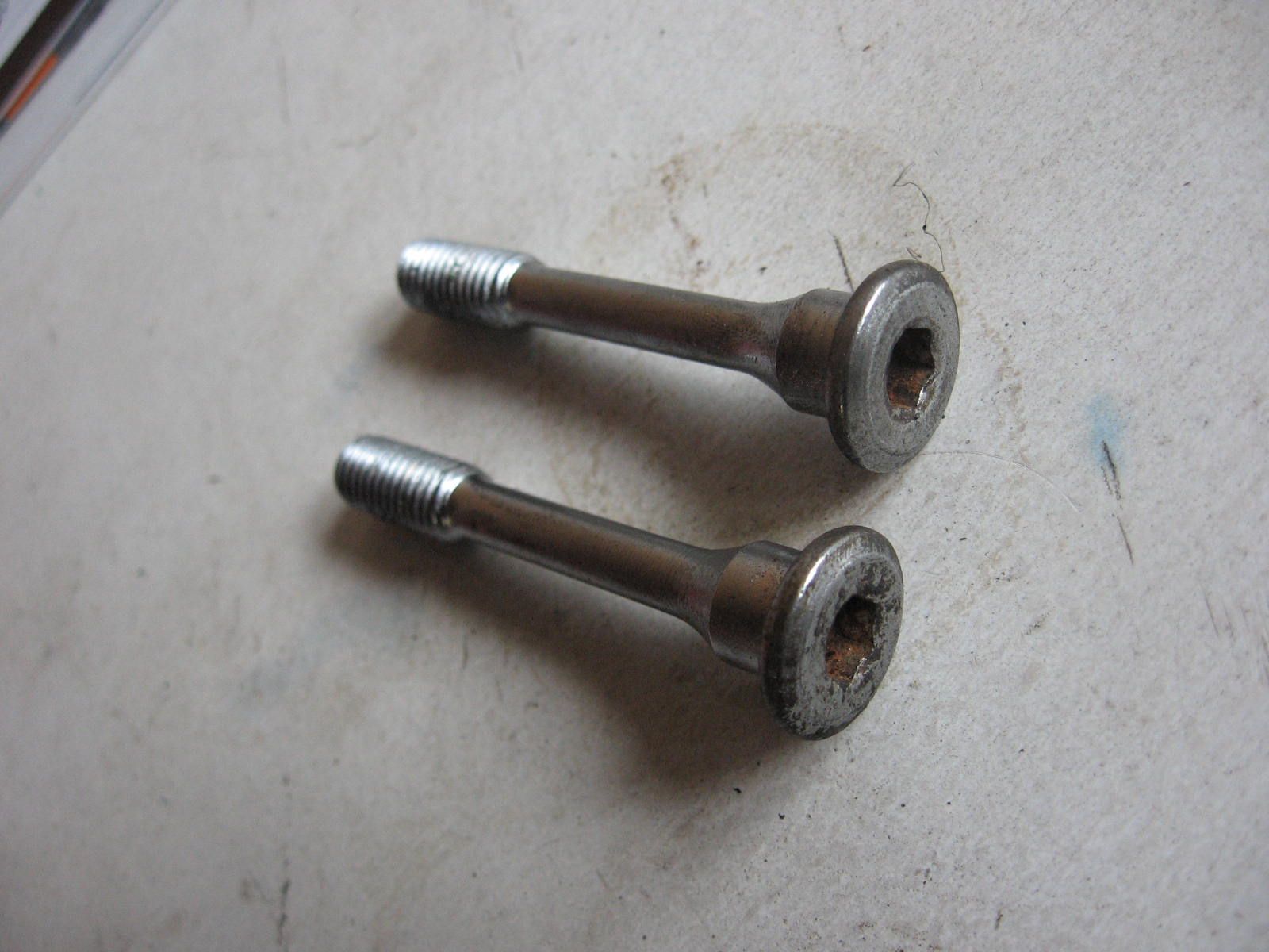 2stuks bevestigingsbout m8x60 remschijf voor	Vf500f 1984-85, vf1100c 83-86 , vf1100s 84-85 , 	90106-MF2-010