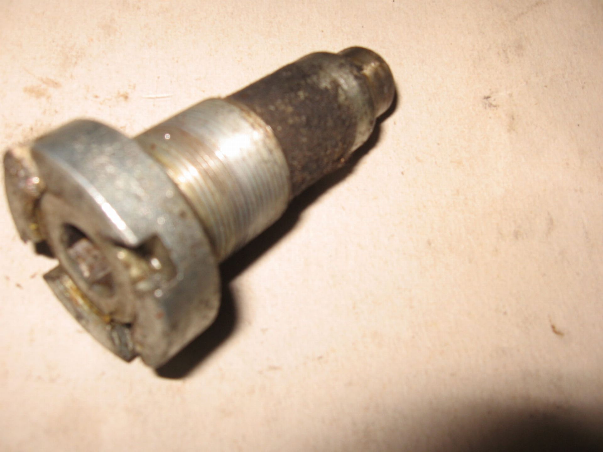 Pivot , achterbrugbout rechts met moer	Vt700c 84-86 vt750c 83	90121-me5-000