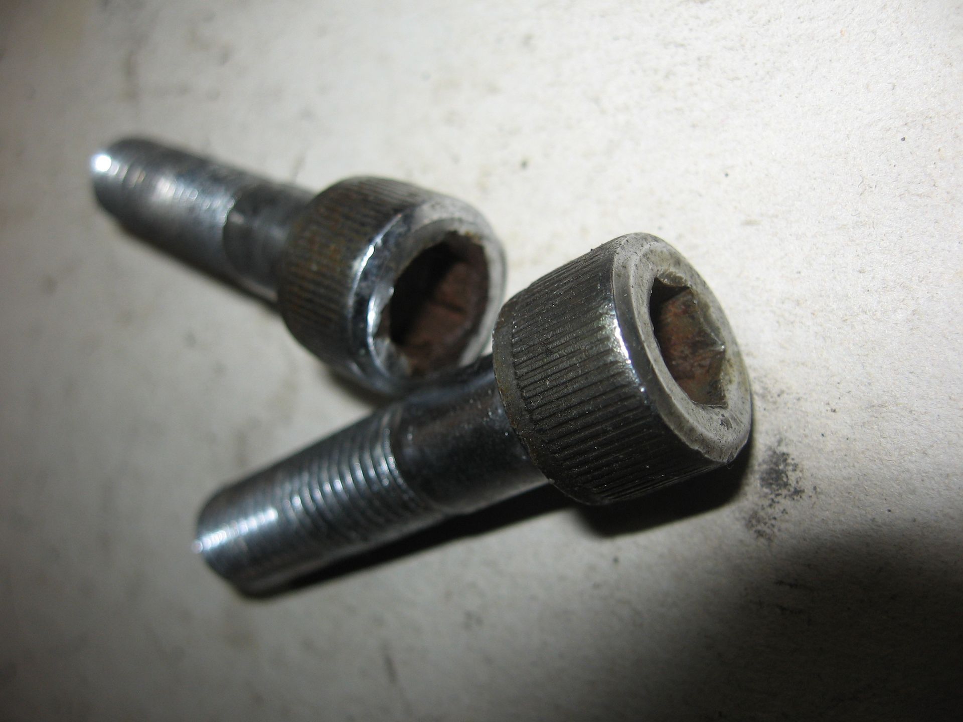 2x imbusbout voorremklauw	Vt700c 84 cb650 82-85 , vf1100 83-86 , 90164-460-840
