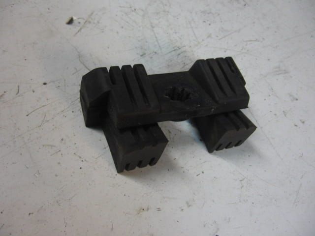 rubber bevestiging achterkant benzine tank  / o.a cb650		17613-me5-000 ?