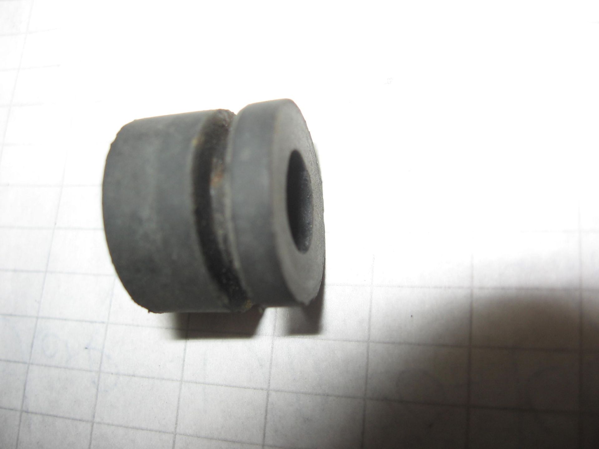 2 rubbers bevestiging tellerset // vf500f 1984-86 , vtr250 1988-90		84905-ke8-008