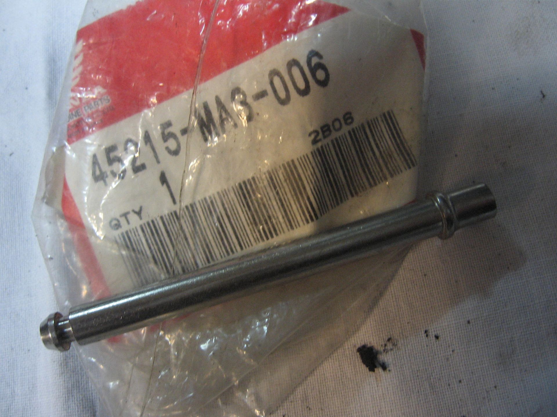 pin bevesteging remblok  // zeer veel modellen 1981-1993	oem  			45215-MA3-006