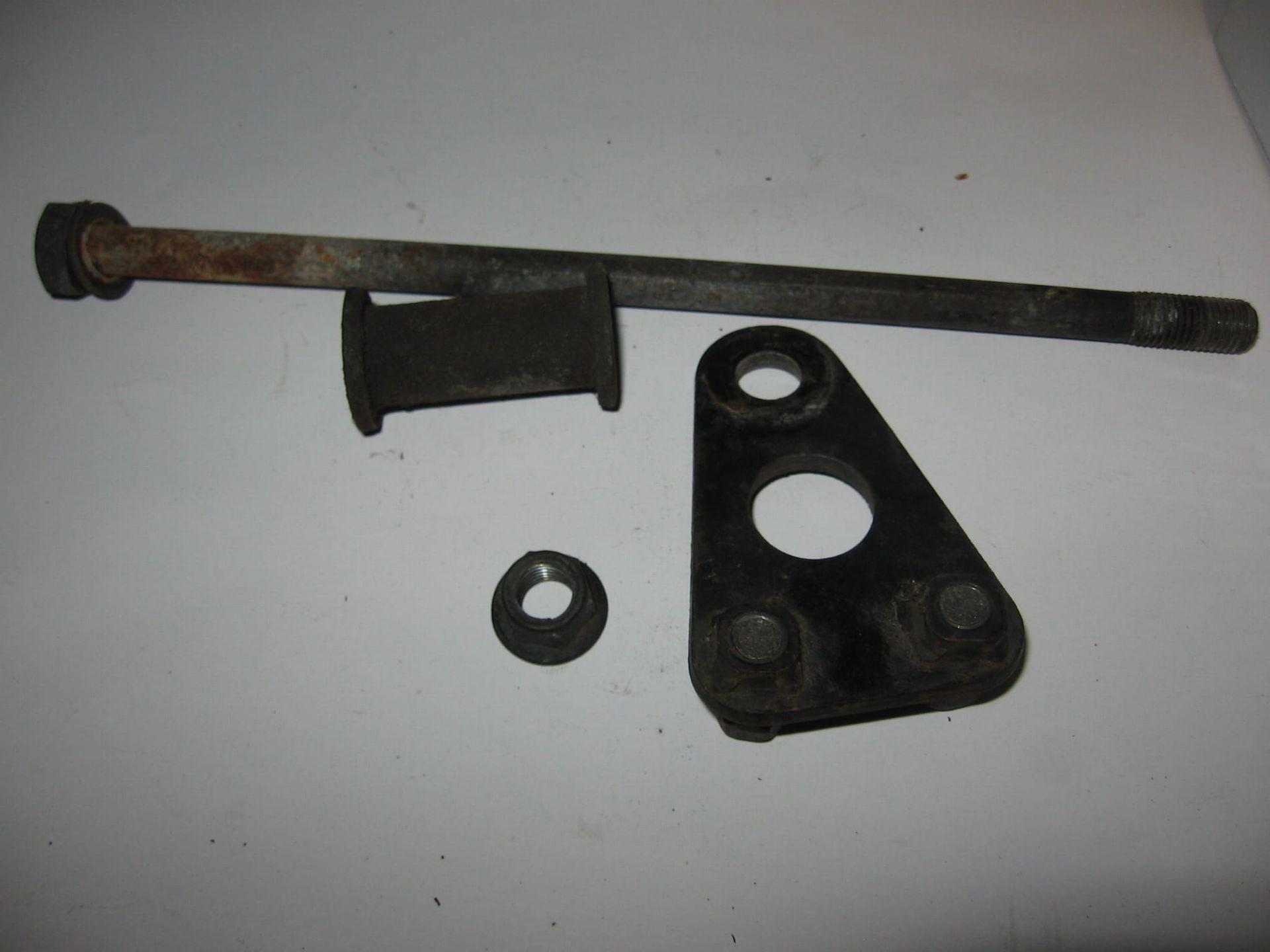 blokbevestiging achterkant , bout bus en bloksteun 	Gsx400e 84 86	41970-11500-019 , 09100-10139, 11610-11410	 09100-10034-XC0