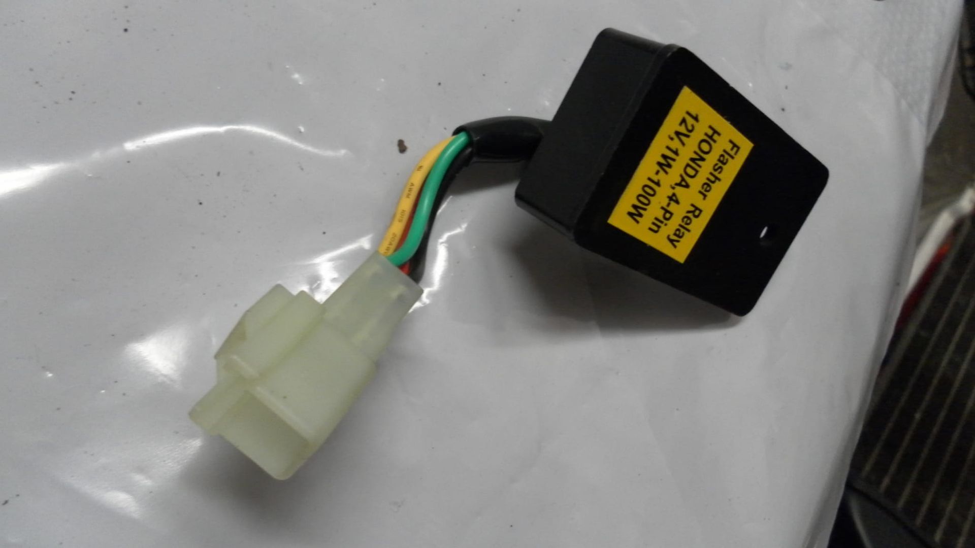 knipperlichtrelais honda , 4pin 12v , 1W-100W 	cbr600rr cbr1000 2006-08 cb1000r		208-031