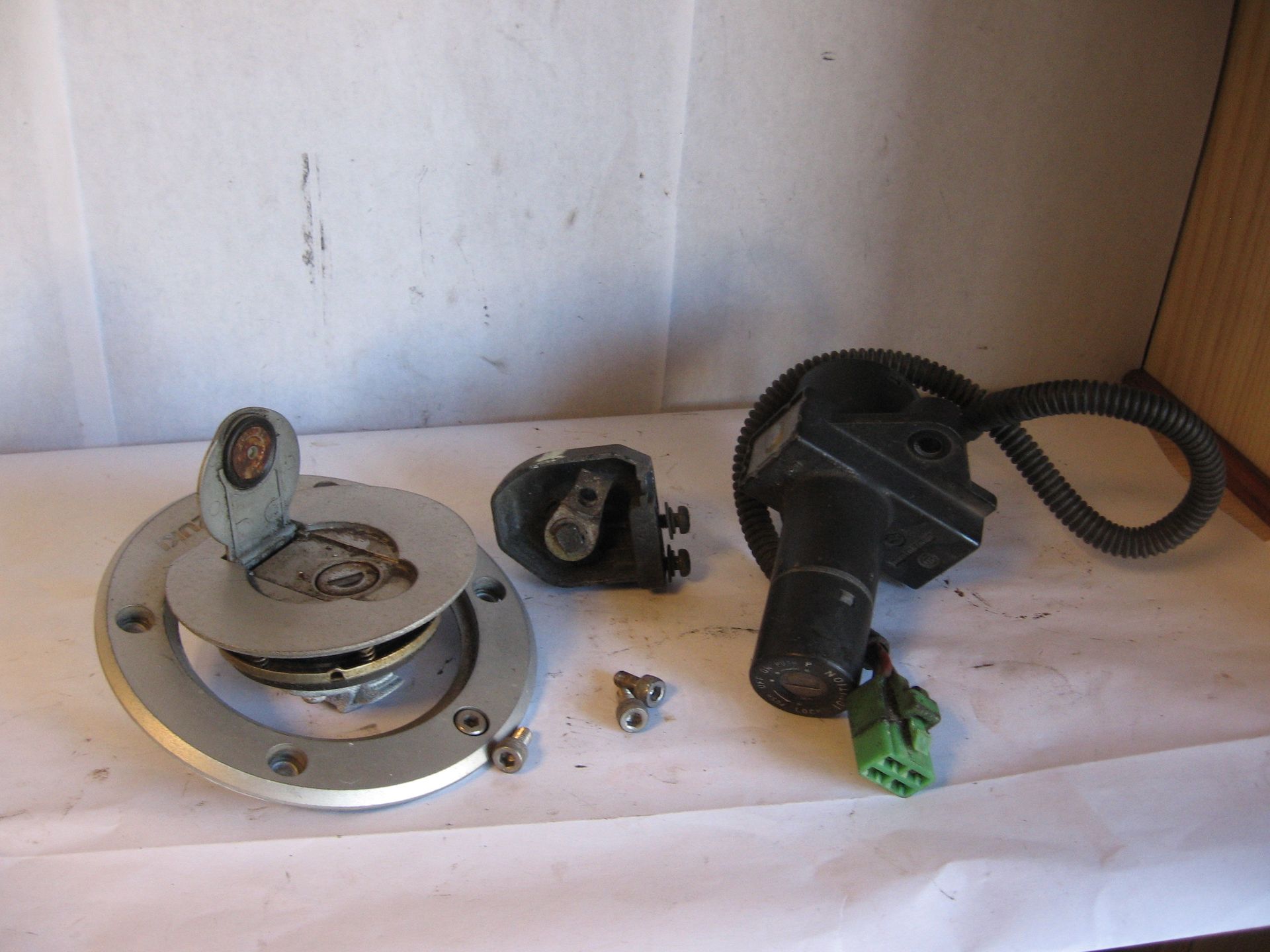 Kontactslot , tankdop , zadelslot met 1 sleutel	Gsx1100f 88-1994	44200-48B01-KEY , 95700-26B00-KEY, 37100-48B10 	44200-48810 ,95700-26820