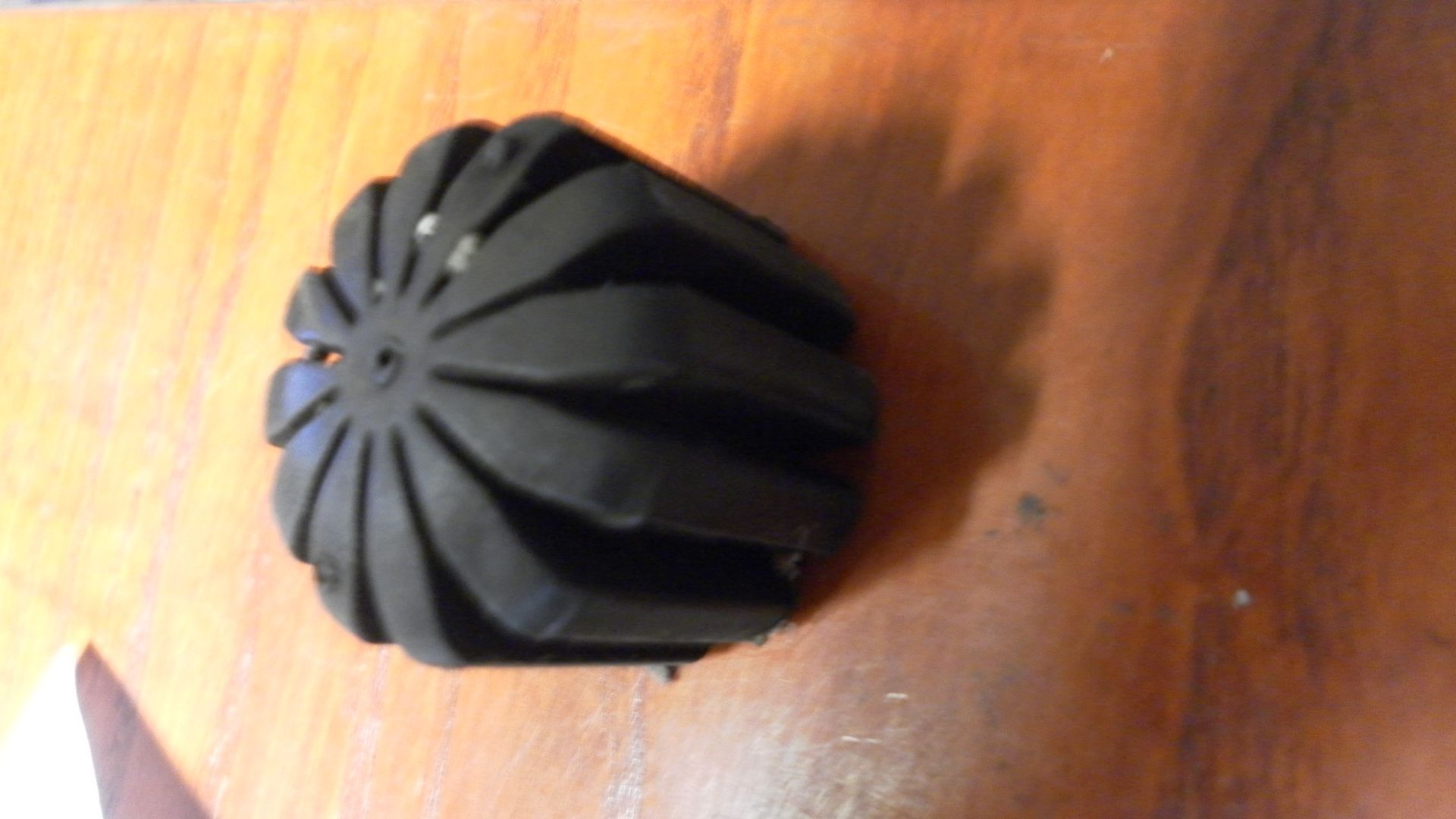 bump stop , rubberdop bevestiging voorkant zadel , en tank	, r1100 r1150 r1200 k100 k1100 k1200 f750 , 		16112323615