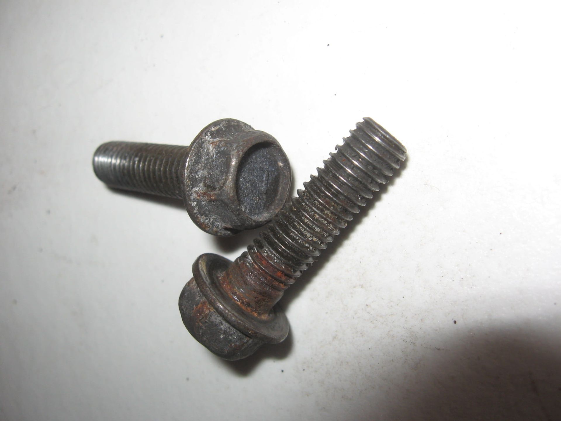 2x bout bevestiging dynamo M8x28 // 	gpz900r 1984-86 , zl900 zl1000 	92002-1400