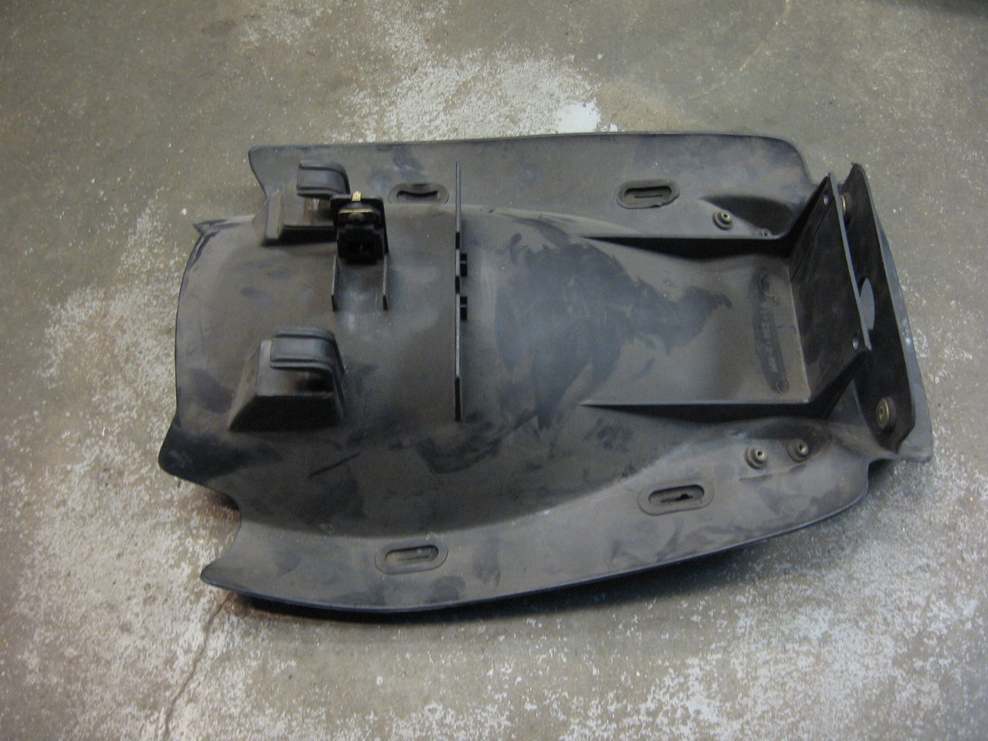 panel toolcase. Spatplaat achter, onder zadel	St4s 01-05, st4 01-03, st3 04-07 	559.1.005.1A	55910051A