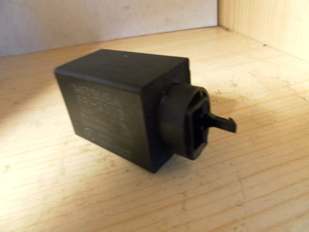 relais knippellicht ,richtingaanwijzers / gevarenlichten 	vt600c 1999-2007 vt1100c 1985-86 vf1000 st1100 	38301-kk9-952	38301-mg9-681